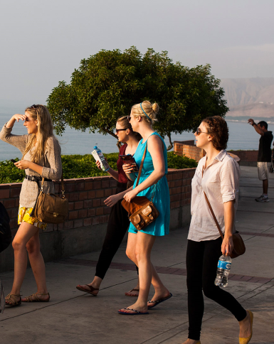 Turistas en el malecón de Miraflores